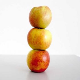 HOW A FALLING APPLE INSPIRED THE UNDERSTANDING OF GRAVITATIONAL FORCE